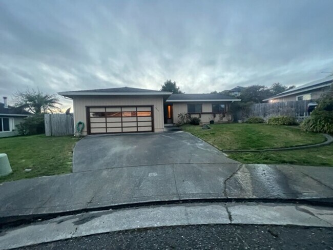 Building Photo - Quiet neighborhood, spacious home, large y...