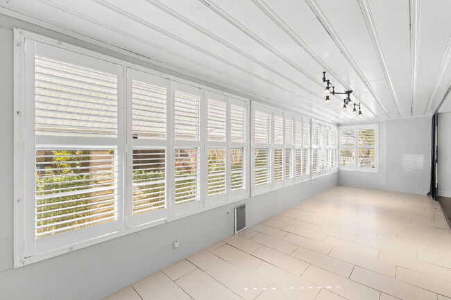 Building Photo - "Charming 3-Bed, 2-Bath Oasis in the Heart of Saint Petersburg – 1,366 Sq Ft of Comfort!"