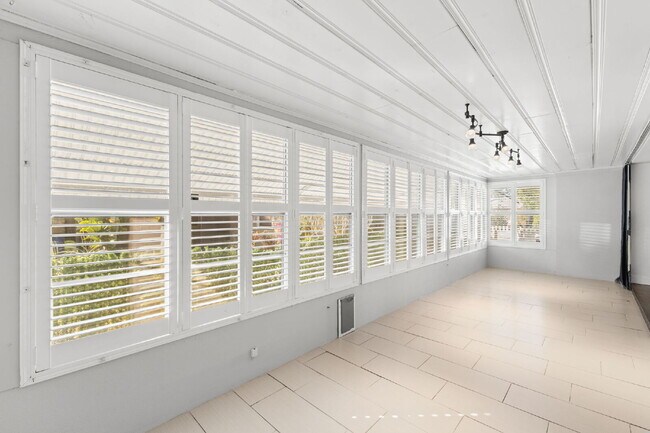 Building Photo - "Charming 3-Bed, 2-Bath Oasis in the Heart...