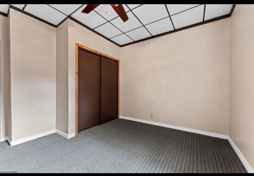 Building Photo - 600 E Park Ave