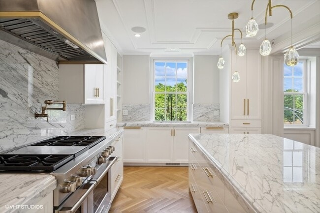 Building Photo - 2700 N Lakeview Ave