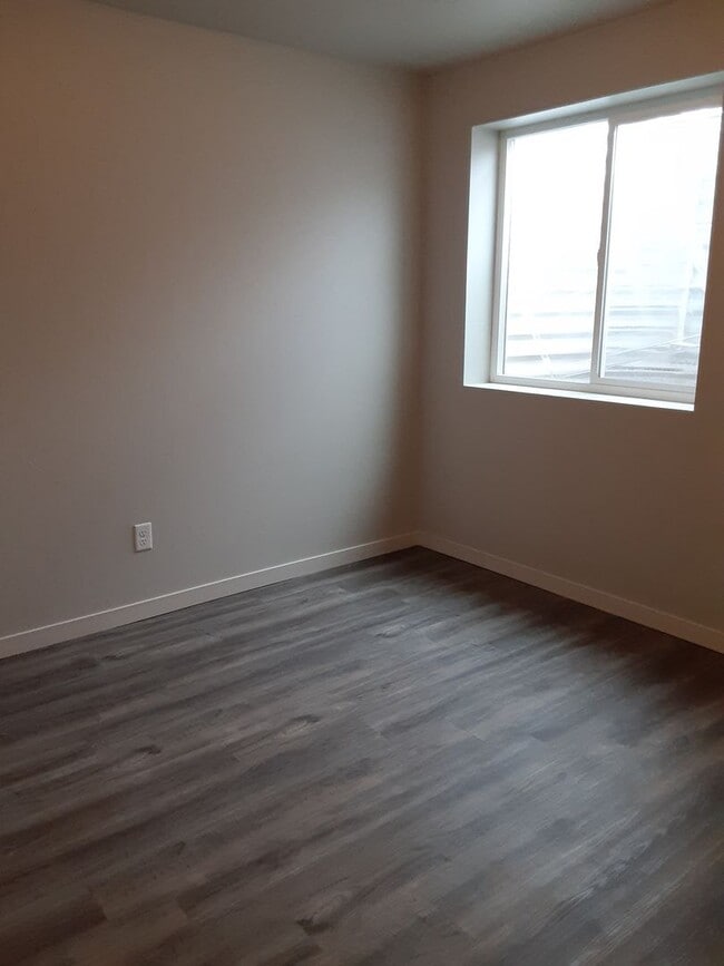 Building Photo - Modern Living in a 3-Bed, 2-Bath Townhome with Attached 2 Car Garage