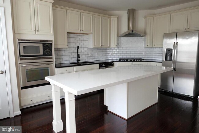 Building Photo - 25152 Sweet Myrtle Square