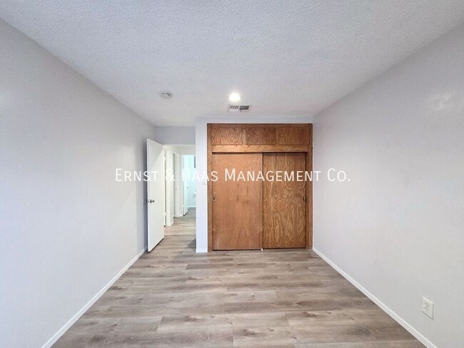 Building Photo - 904 S Kenmore St