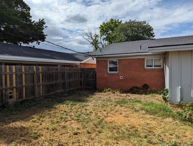 Building Photo - Large Updated 4 Bedroom Home Off University
