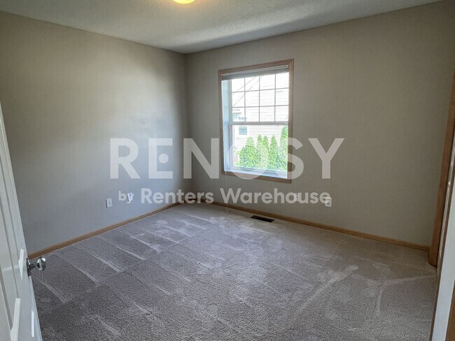 Building Photo - Available Now 3 Bedroom 1 Bath 1 Powder Room Townhome in Eden Prairie