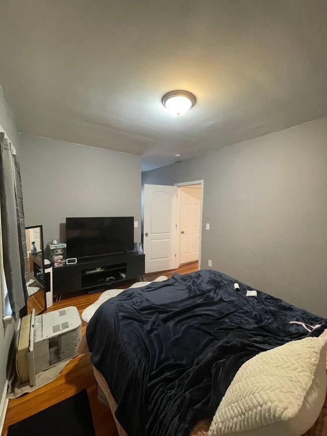 Building Photo - 644 Smith St