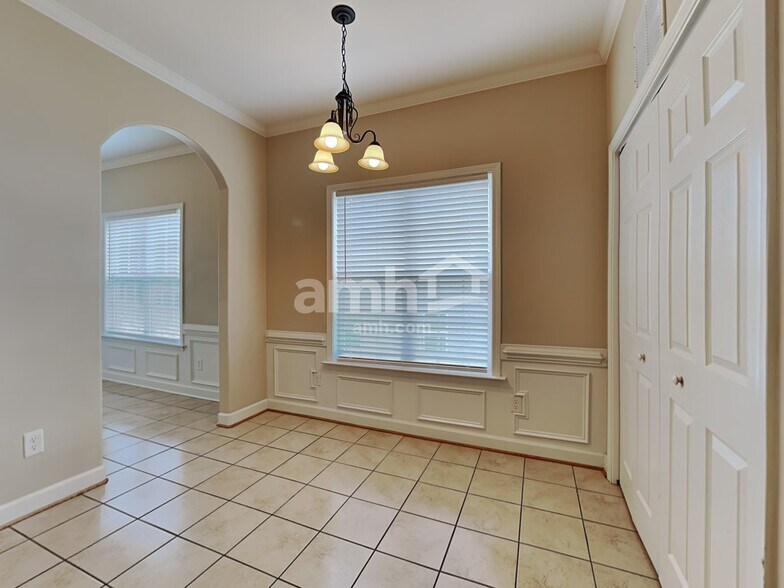 Building Photo - 405 Quick Silver Dr
