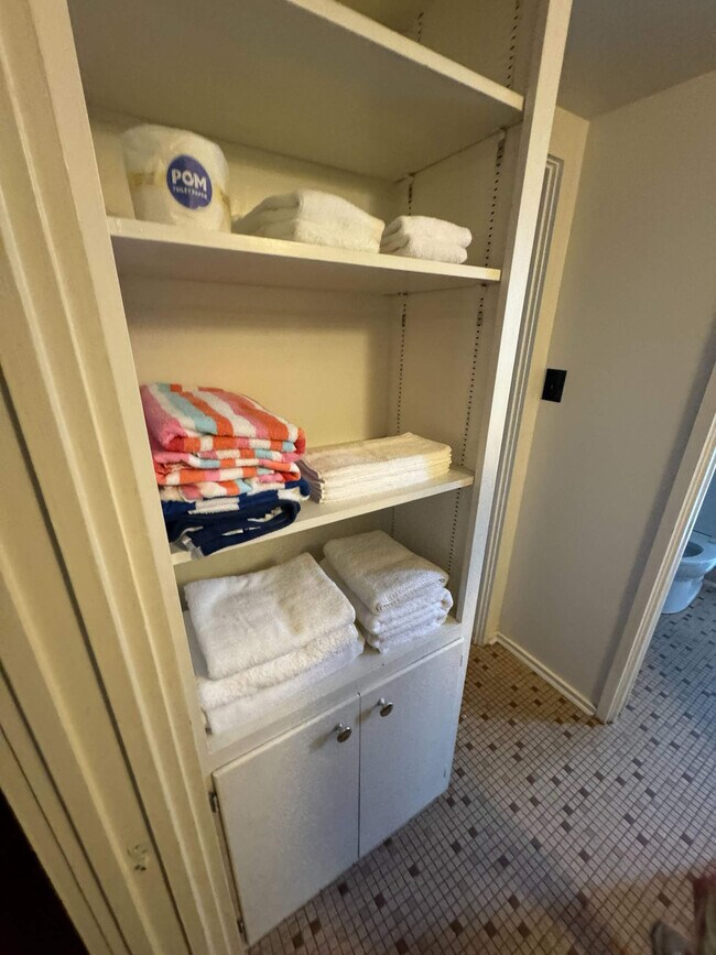 Building Photo - 305 Indian Creek Dr E