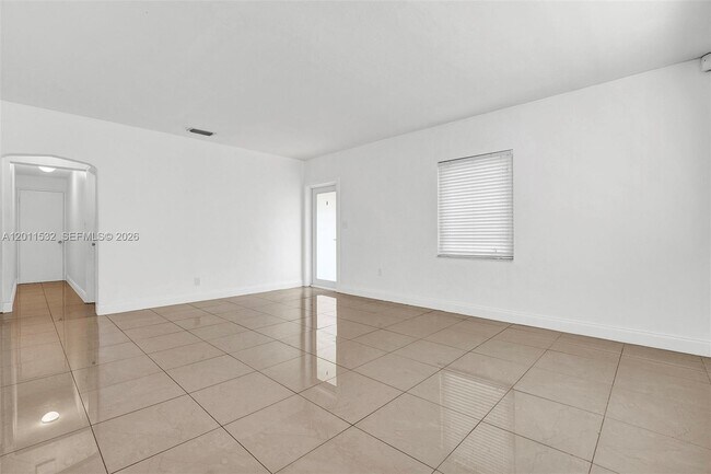 Building Photo - 437 Swan Ave