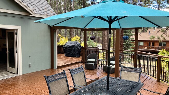 Building Photo - Furnished rental with large fenced back yard.