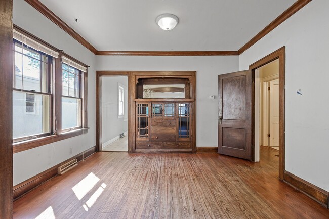 Building Photo - MUST SEE 5BD/2BA House close to U of M! Av...