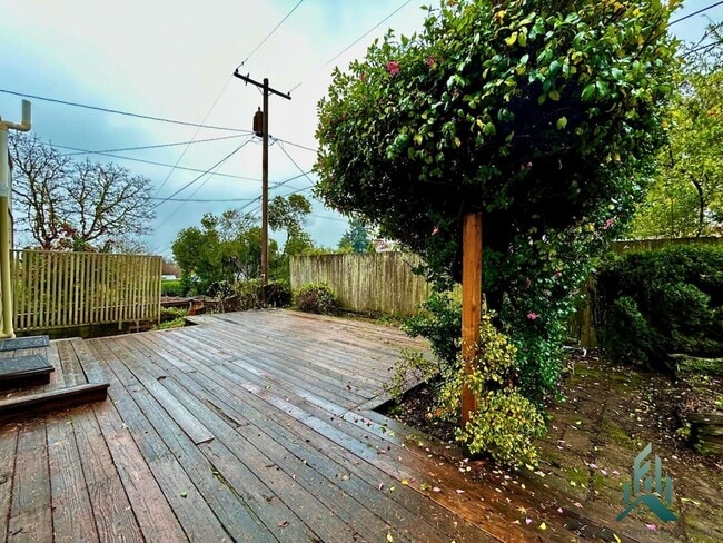 Building Photo - Mid-century Modern Single-family Home for Rent