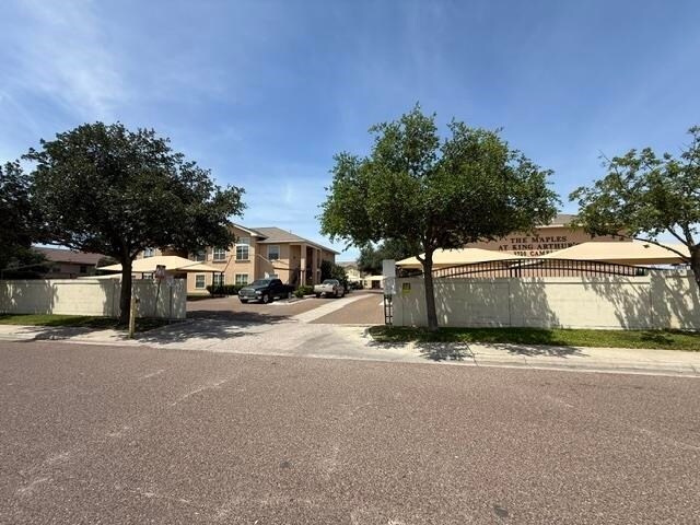 Building Photo - 2720 Camelot Dr