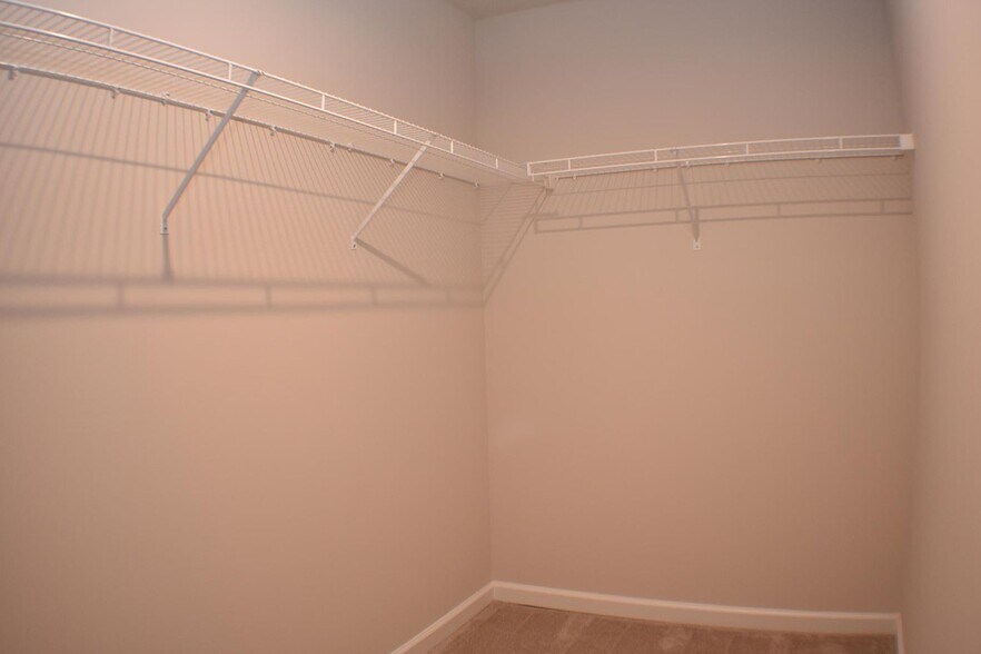 Building Photo - 9755 Oakgrove Dr