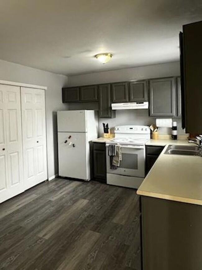 Building Photo - Beautifully Renovated Unit with Modern Upd...