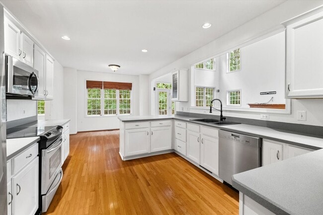 Building Photo - 4107 Lakeview Pkwy