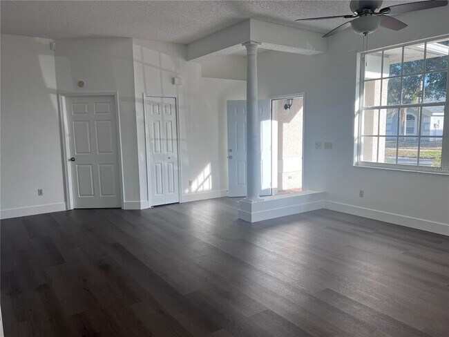 Building Photo - 9224 Sunflower Dr