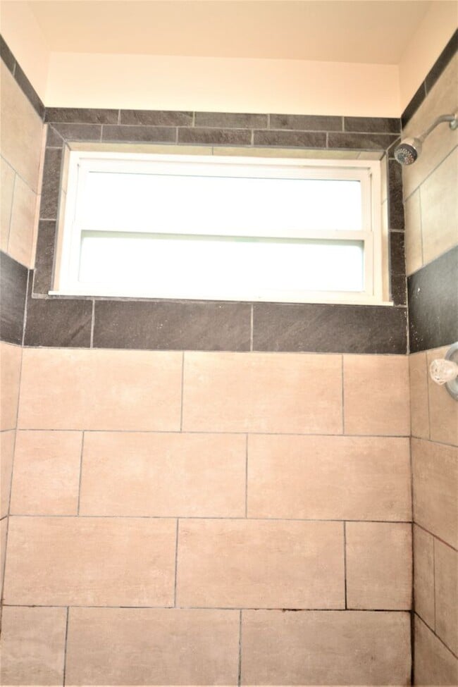 Building Photo - Upgraded Oviedo Home - Screened porch, fenced back yard, wood floors