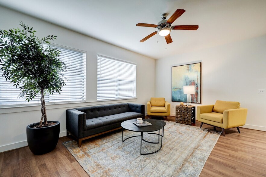 Building Photo - 2137 Pelham Dr
