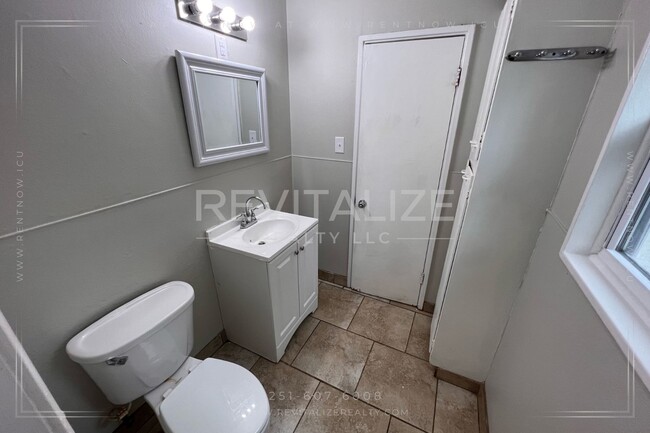 Building Photo - ZERO DEPOSIT SPECIAL!!! Updated 3 Bedroom/...