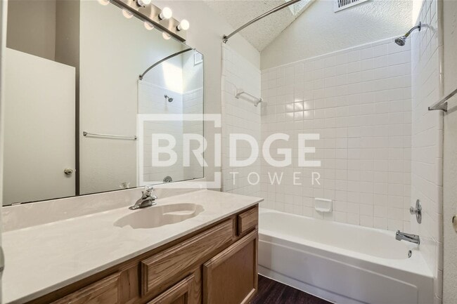 Building Photo - 905 Boxwood Dr