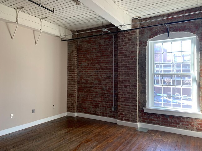 Building Photo - Cozy Downtown Loft