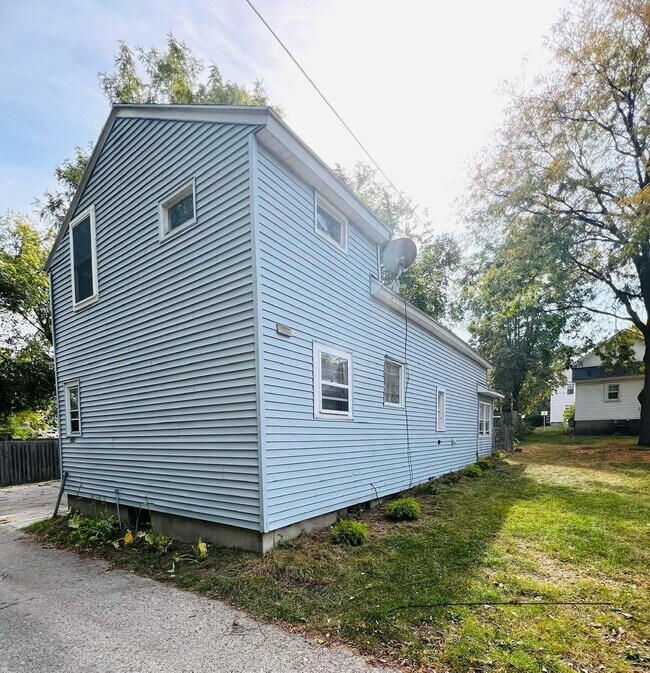 Building Photo - 1023 Hermitage St SE
