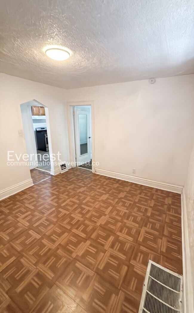 Building Photo - 3 Bed/2 Bath Home with Fenced Yard / Vouchers Accepted / Coming Soon!