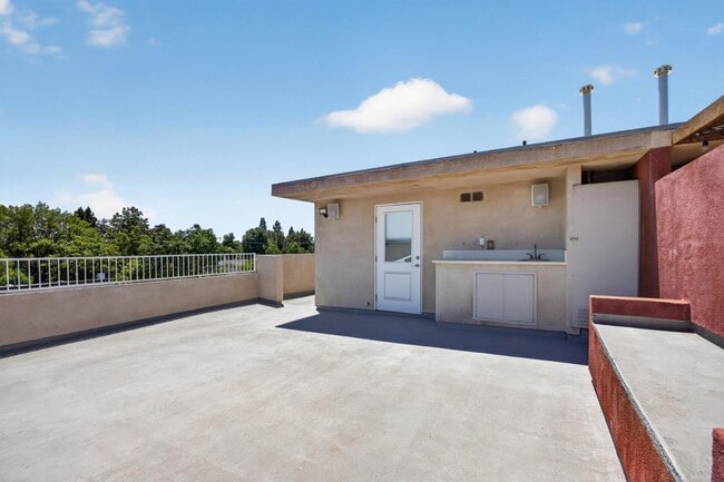 Building Photo - 18358 Saticoy St