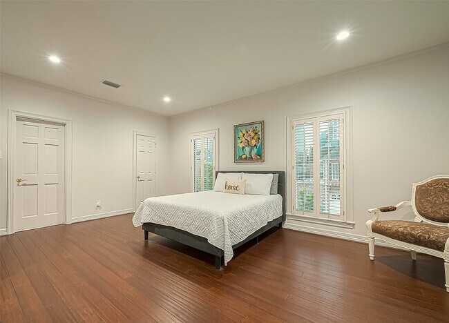 Building Photo - 983 S Post Oak Ln