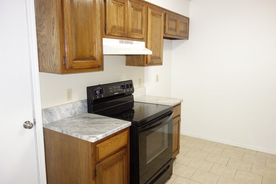 Kitchen view with Smooth top range - 6604 S Utica Pl