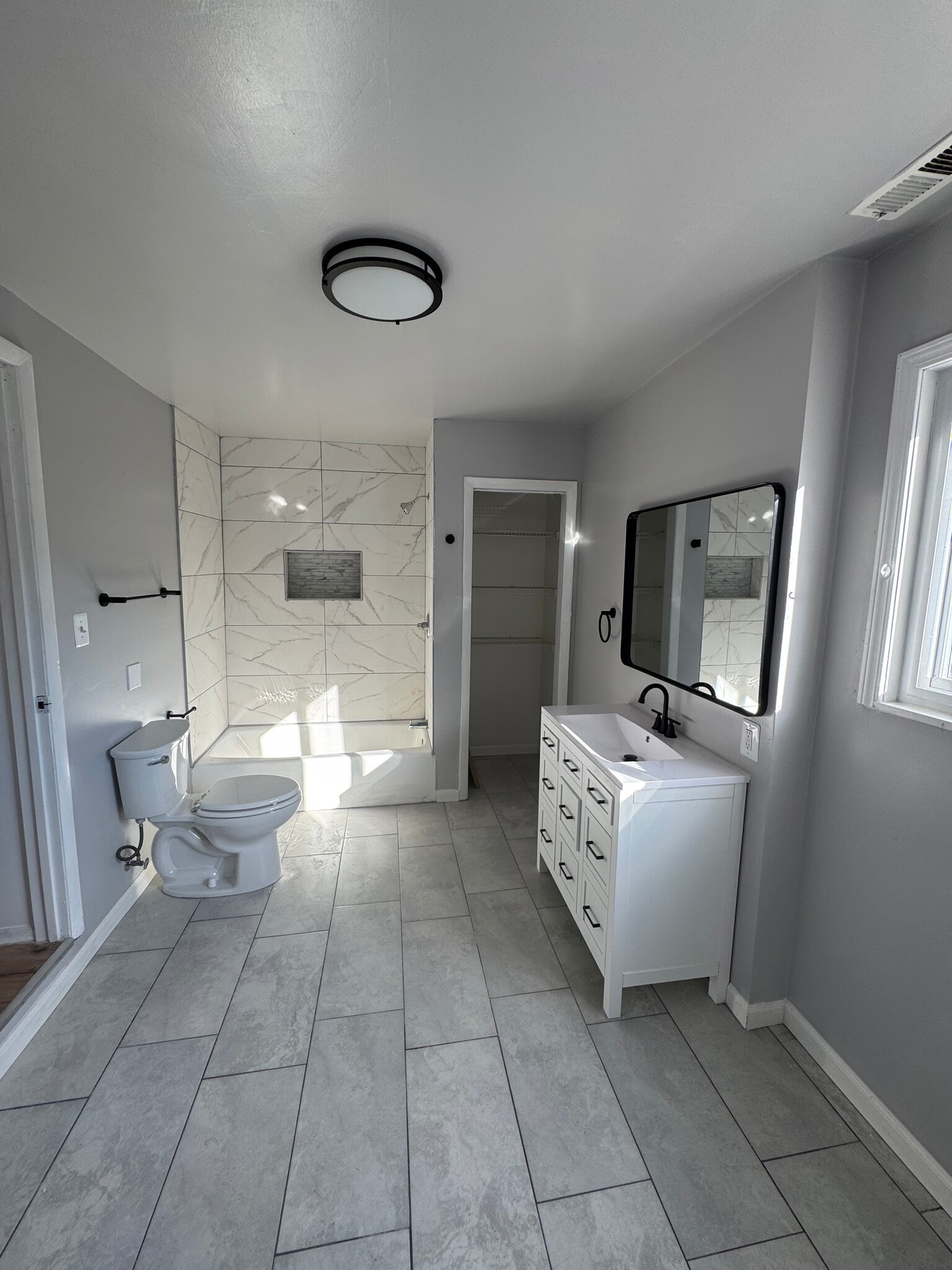 Building Photo - 647 W 48th Pl