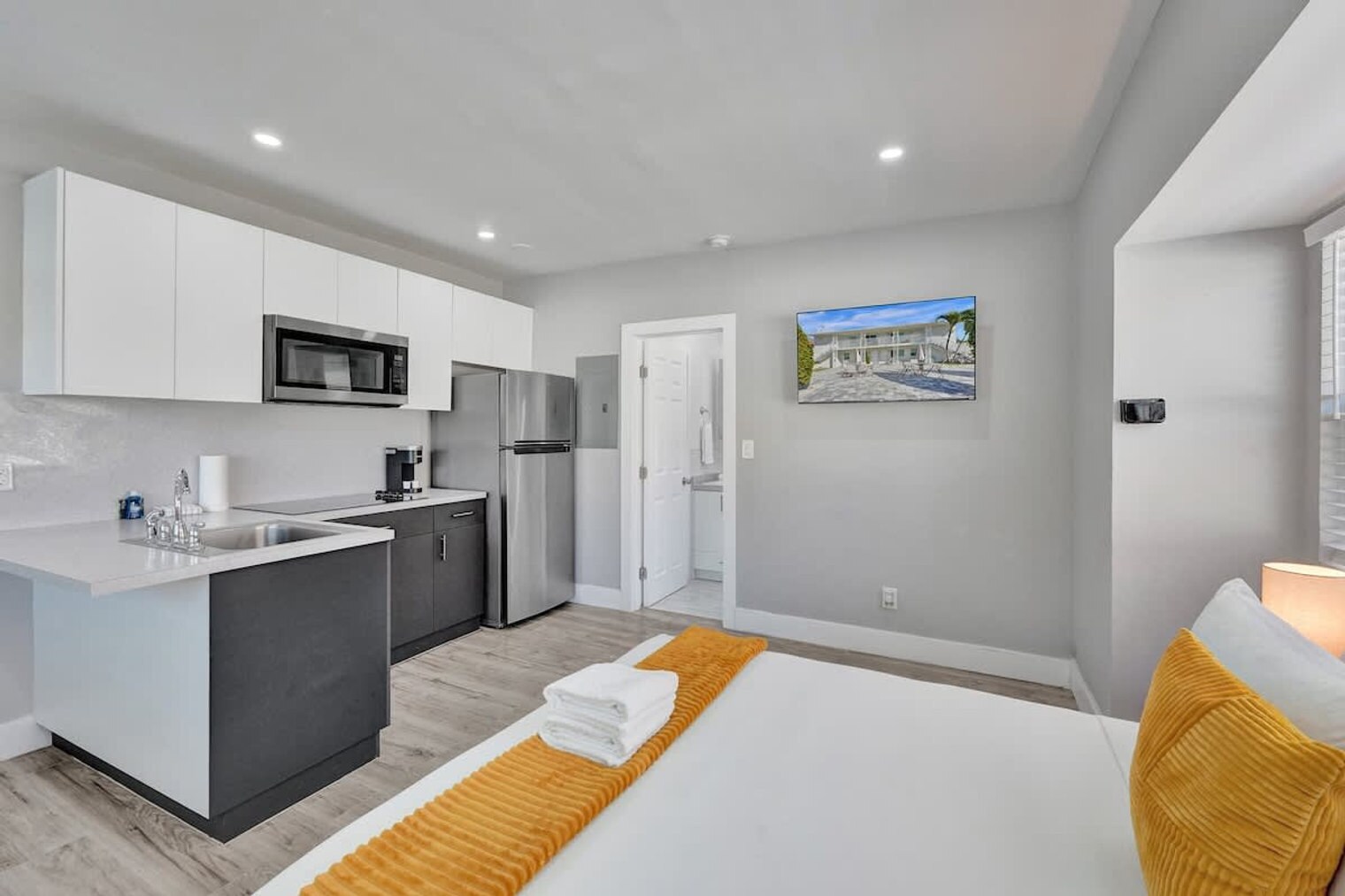 Building Photo - 906 N Riverside Dr