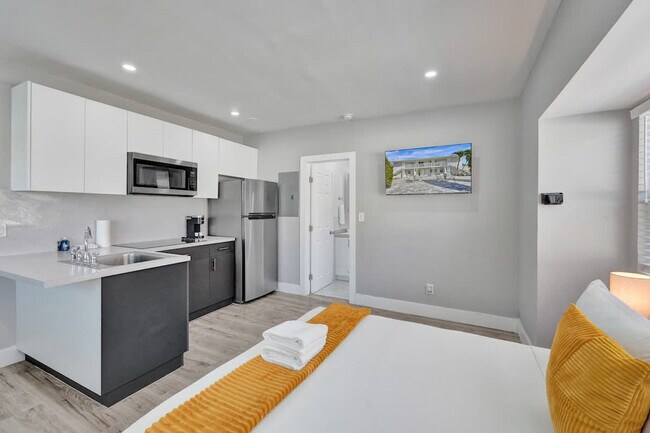 Building Photo - 906 N Riverside Dr