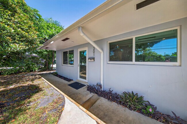 Building Photo - 301 NE 15th St