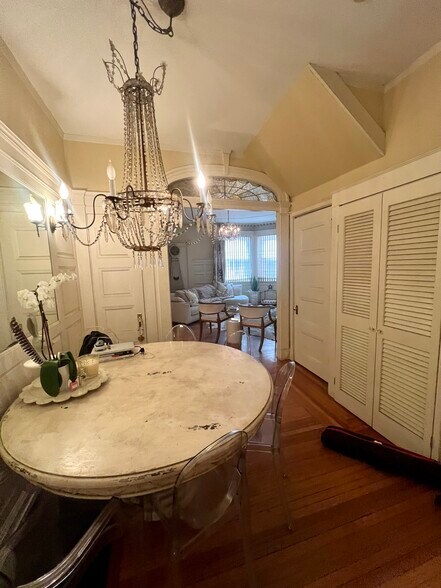 Dining - 306 Commonwealth Ave