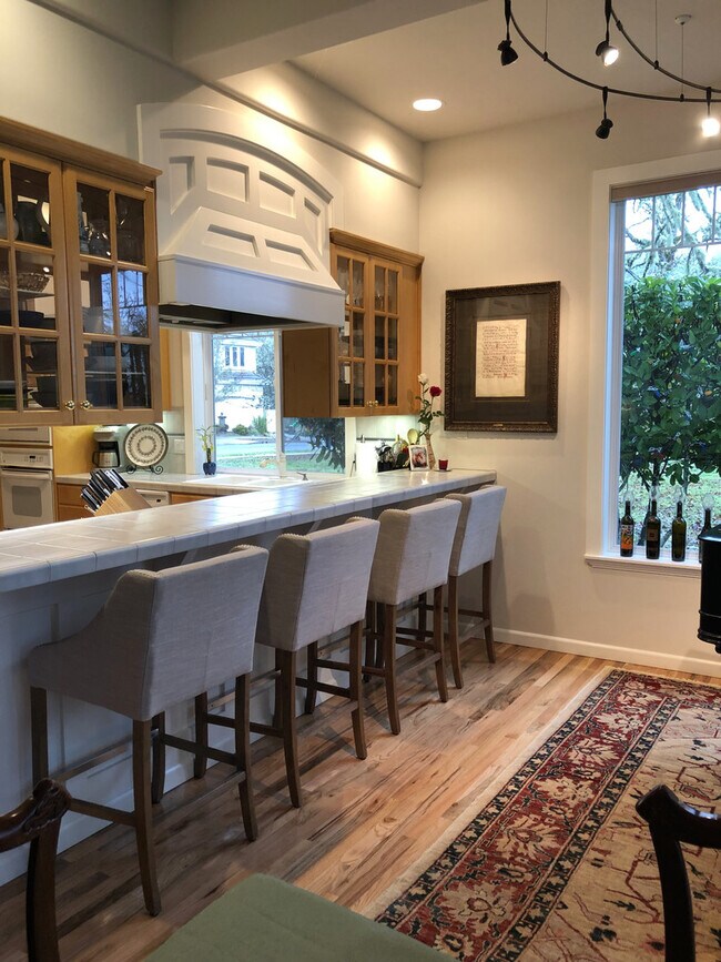 Building Photo - Beautiful 3 bedroom 2.5 Bath in North Corv...
