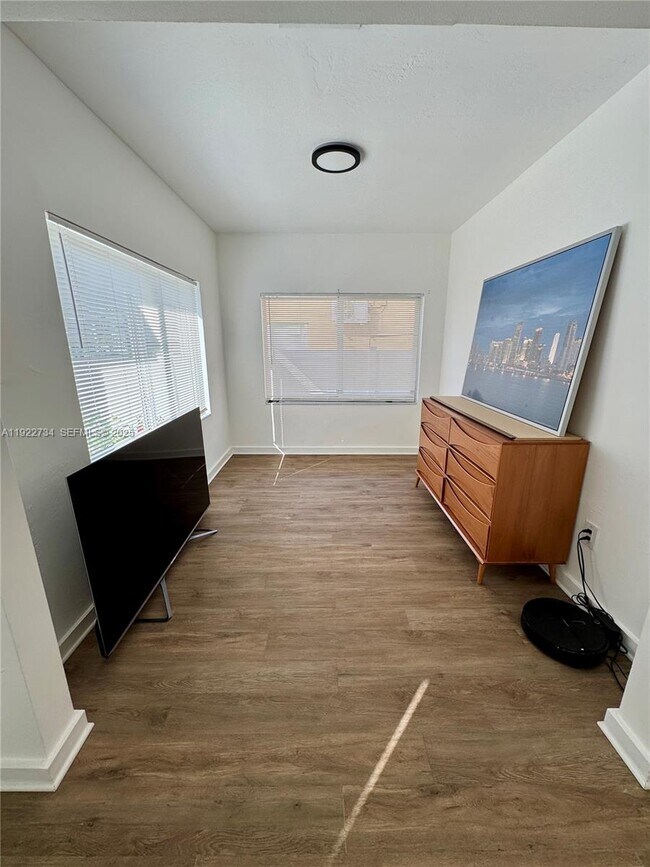 Building Photo - 1215 NE 109th St