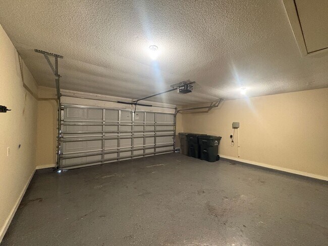 Building Photo - 10621 Creek Ridge Dr