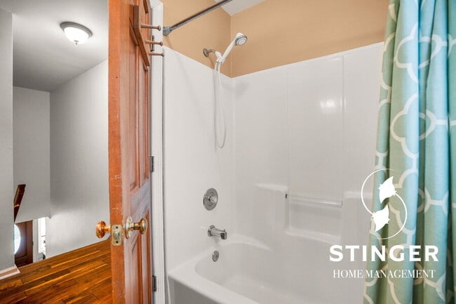 Building Photo - 1808 Lenora Dr