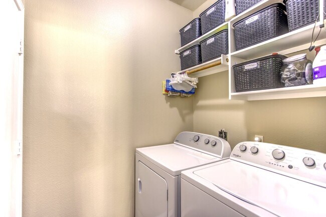 Building Photo - Beautifully Maintained 4 bed/3bath 2 Story...