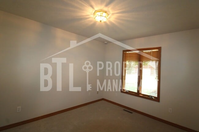 Building Photo - Beautiful 3 Bedroom 2 Bathroom Home!