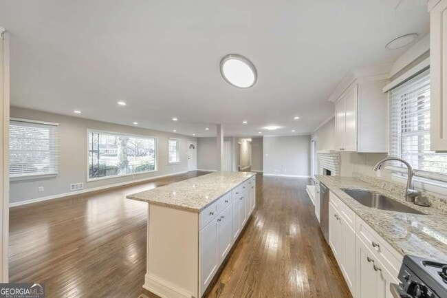 Building Photo - 909 Rosedale Dr