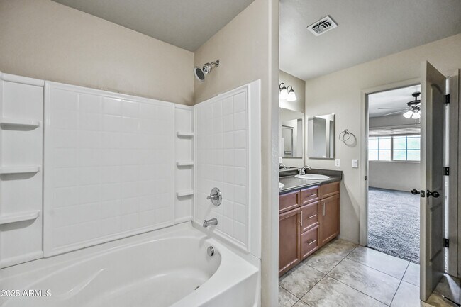 Building Photo - 2060 E Heartwood Ln