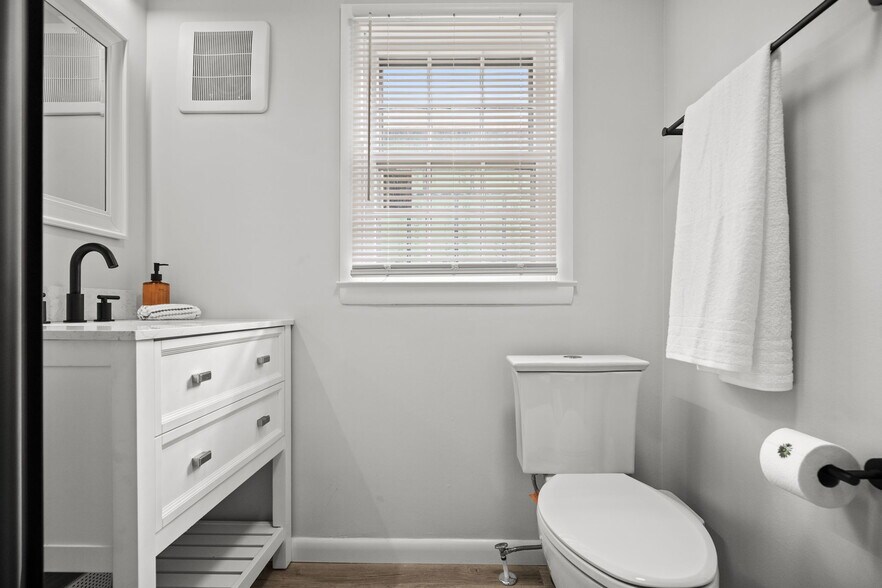 Building Photo - 149 E Main St