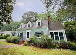 Building Photo - 202 Mistletoe Dr
