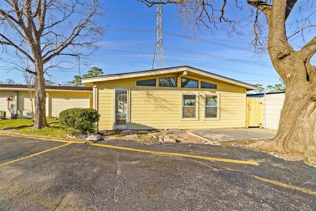 Building Photo - 4102 Sherwood Ln
