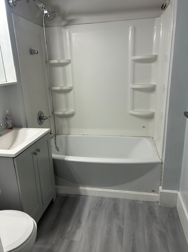 Building Photo - Well maintained 3/2 centrally located and available now!