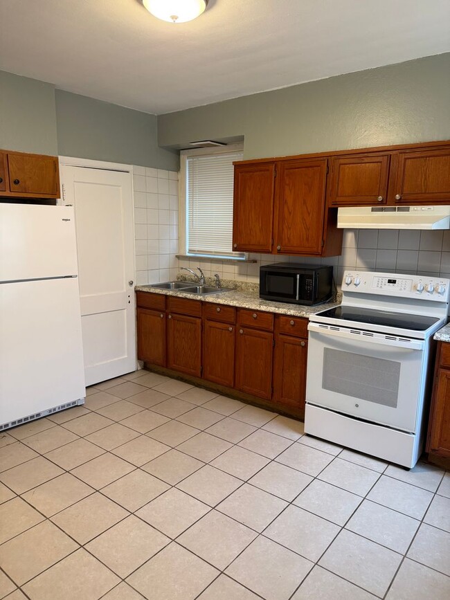 Building Photo - 5319 Sutherland Ave